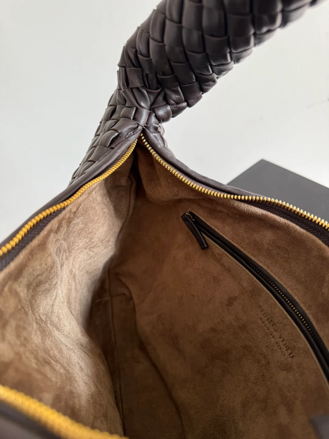 Batch 2120 BV Bottega Veneta's new early spring women's shoulder bag. The soft and delicate Hobo bag has been shipped! Many friends are waiting for this bag. It has a round shape and a large capacity. It can hold a 50-fold umbrella inside. Babies with a lot of daily items do not need to worry about the capacity of this bag. It is a practical bag for traveling and commuting. Although it is fluffy, it is soft and comfortable when carried on one shoulder. It has a modern and retro feel. Model No.: 856737 Size: 44*28*5cm